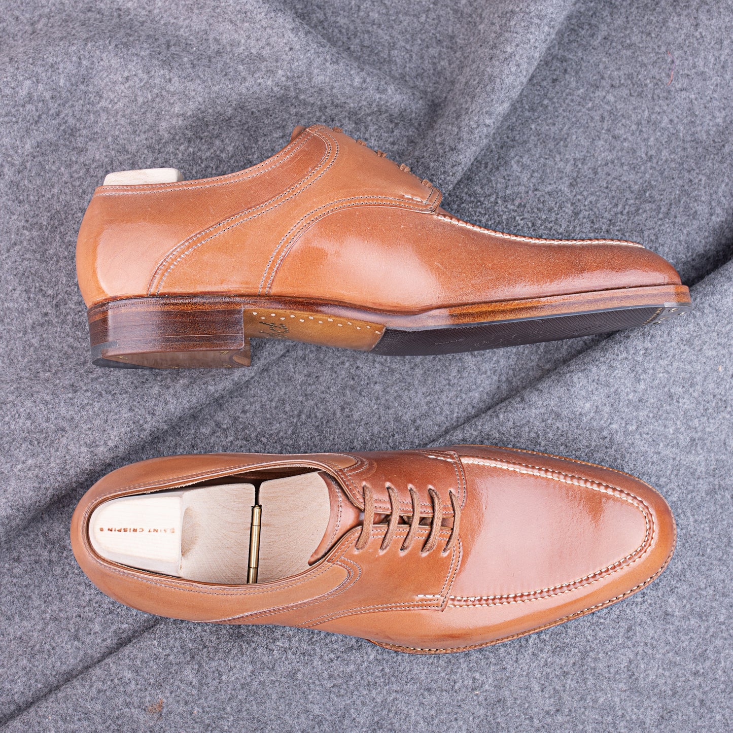 Saddle Derby with hand-stitched Norwegian apron in light brown Cordovan