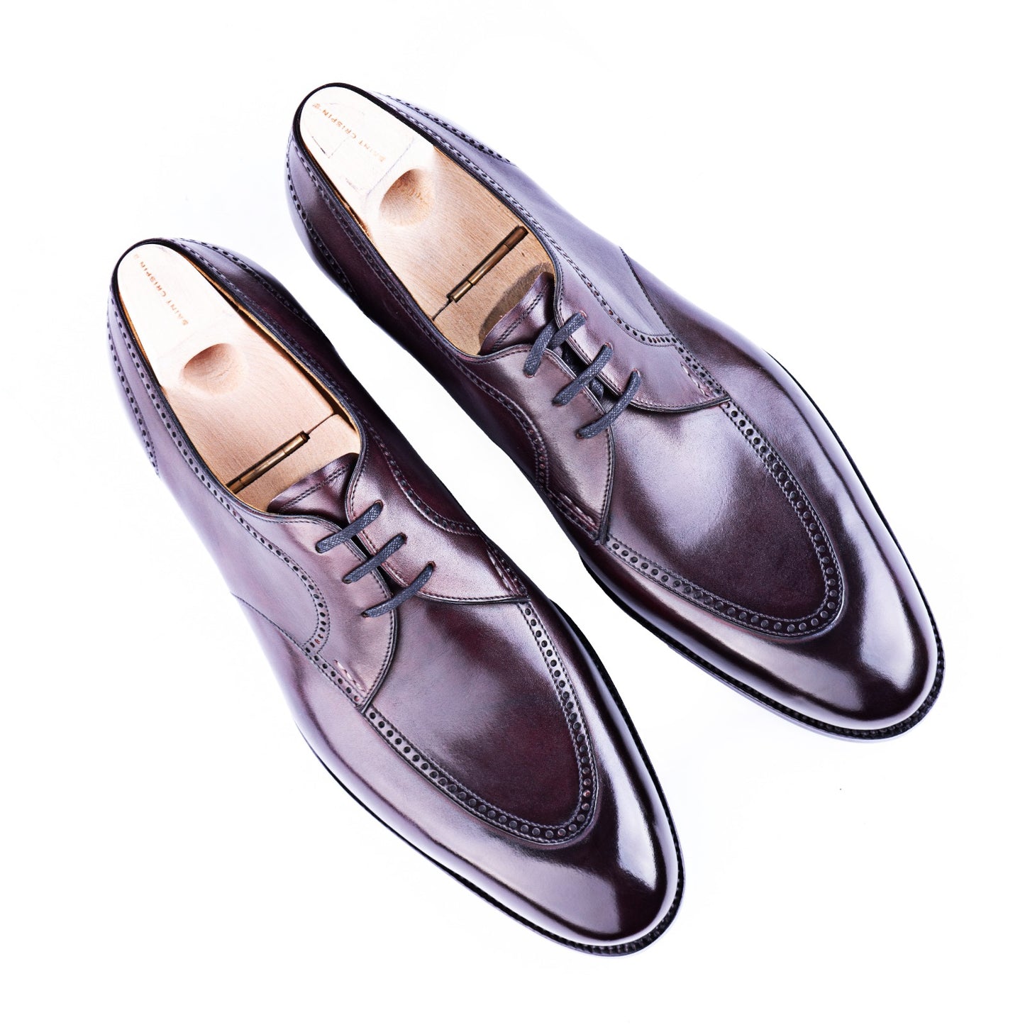 Derby with three eyelets and brogue apron