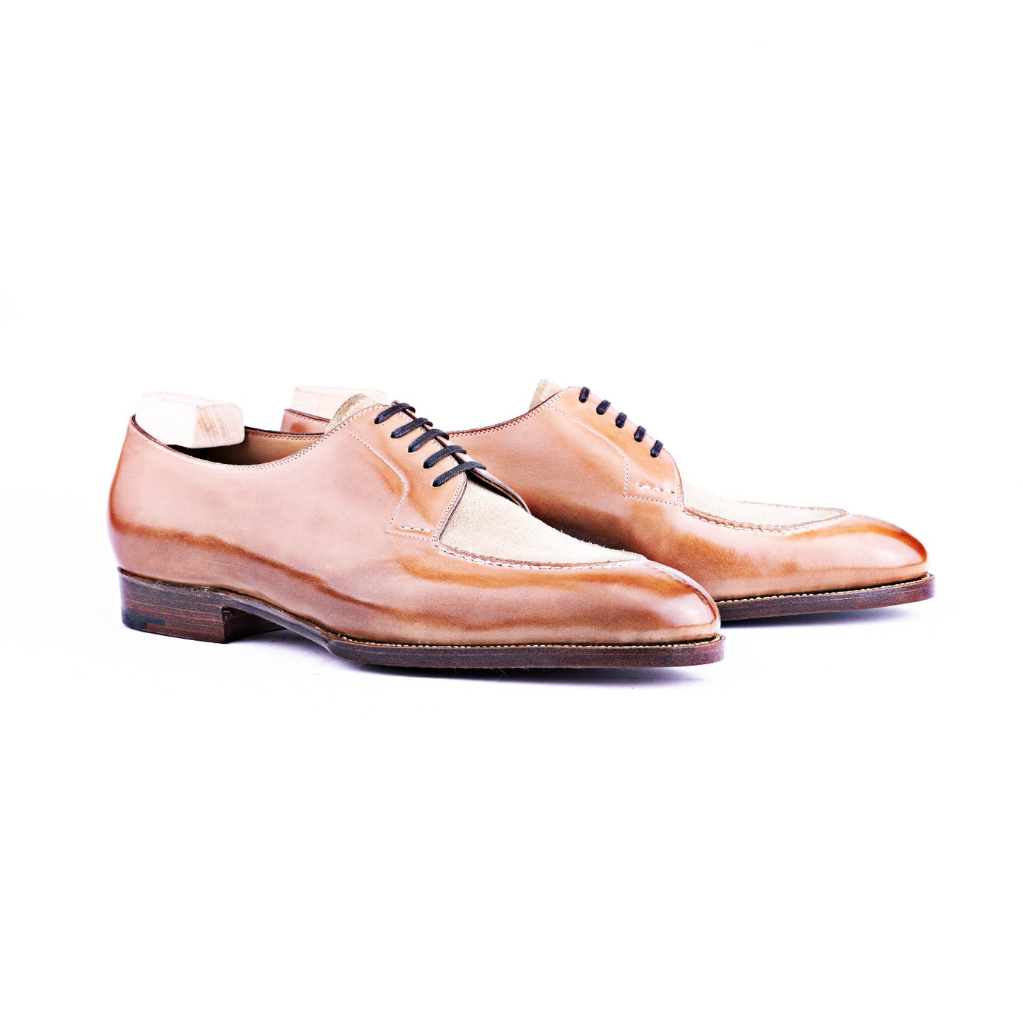 Five eyelet split toe Derby with hand stitched apron in light brown and beige