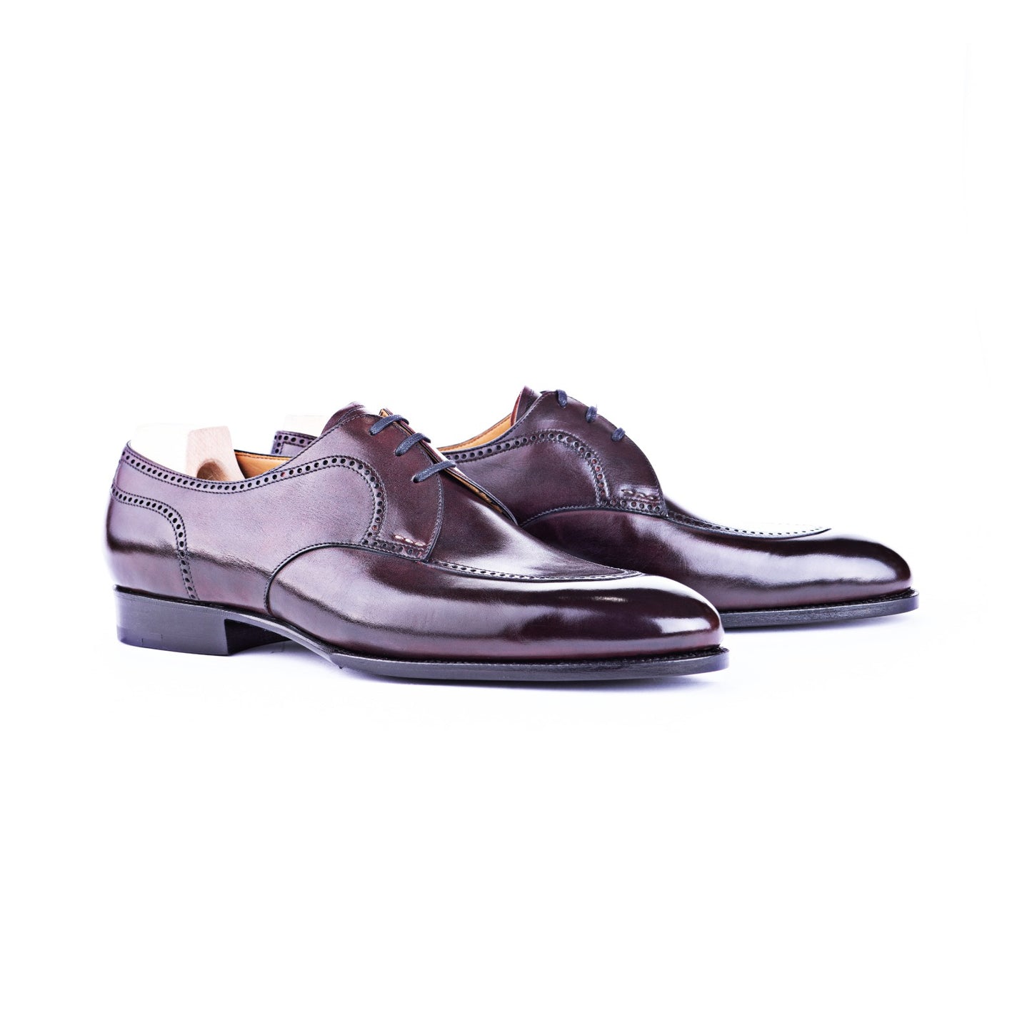 Derby with three eyelets and brogue apron