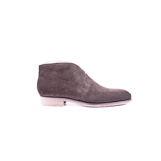 Chukka boots in dark brown suede leather on beige crep sole