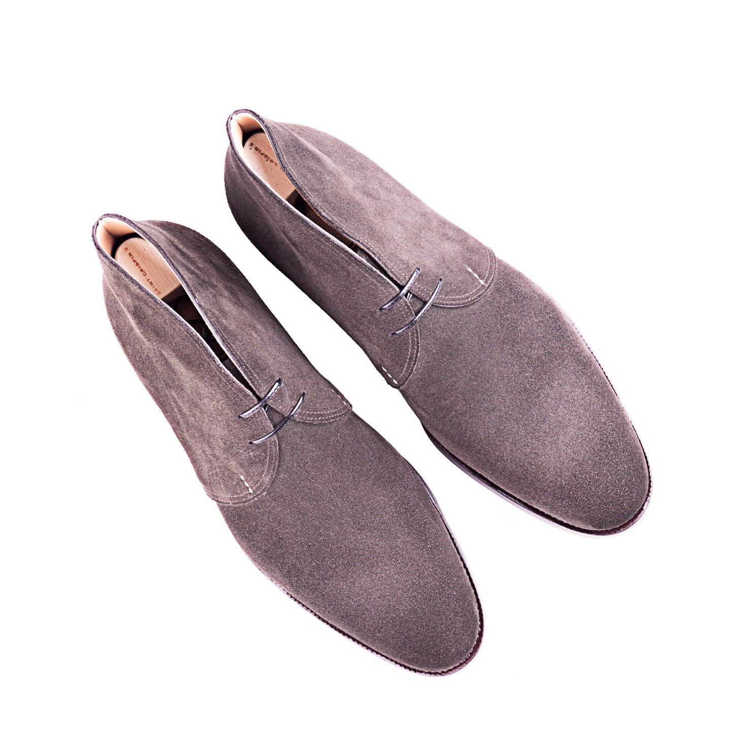 Chukka boots in dark brown suede leather on beige crep sole