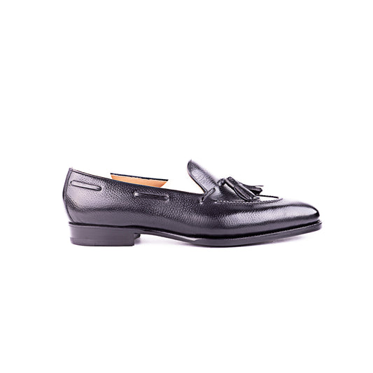 Loafer with hand stitched apron and tassels, short vamp