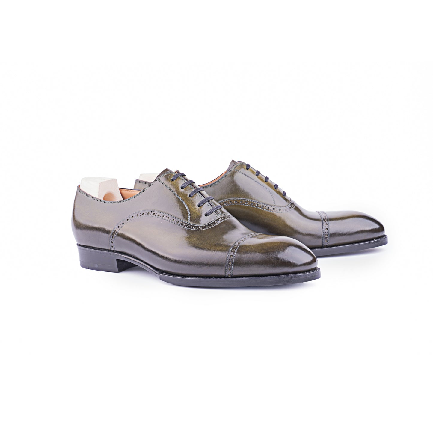 Oxford with small brogueing on the straight toe cap and counter