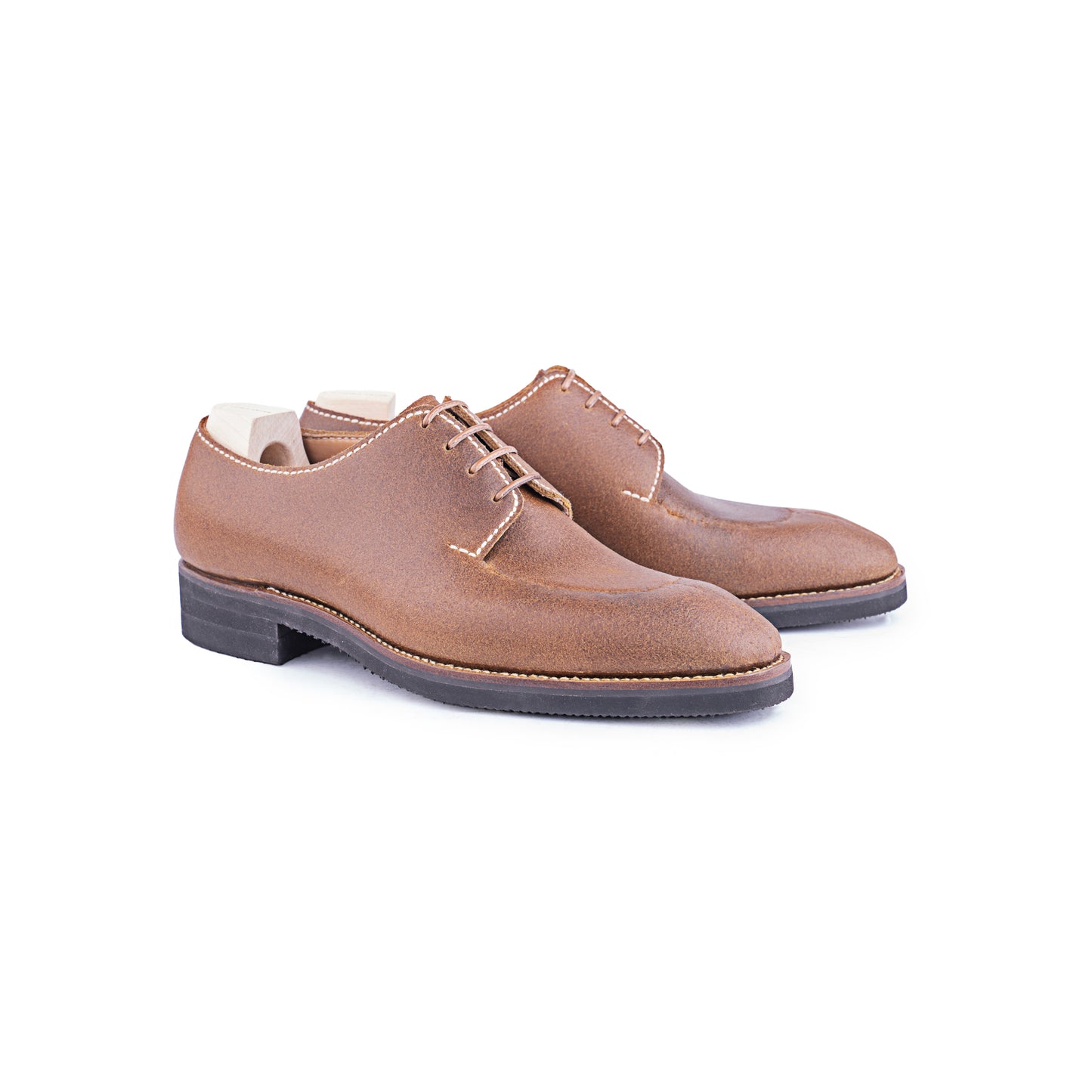 The artisan Derby, entirely hand-stitched in natural Juchtenleder