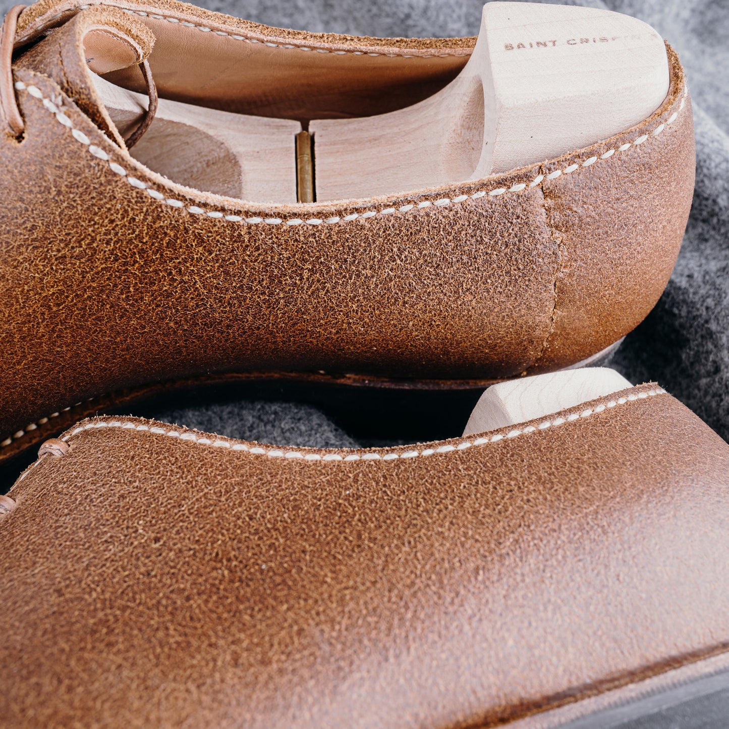 The artisan Derby, entirely hand-stitched in natural Juchtenleder