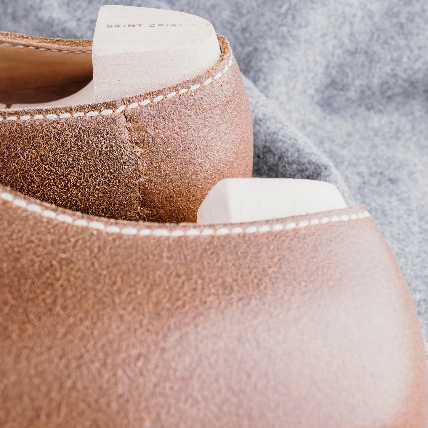 The artisan Derby, entirely hand-stitched in natural Juchtenleder