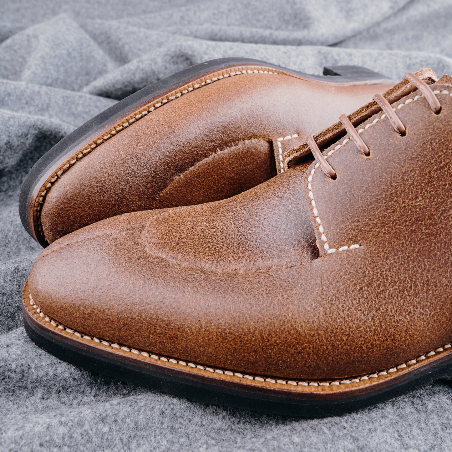 The artisan Derby, entirely hand-stitched in natural Juchtenleder