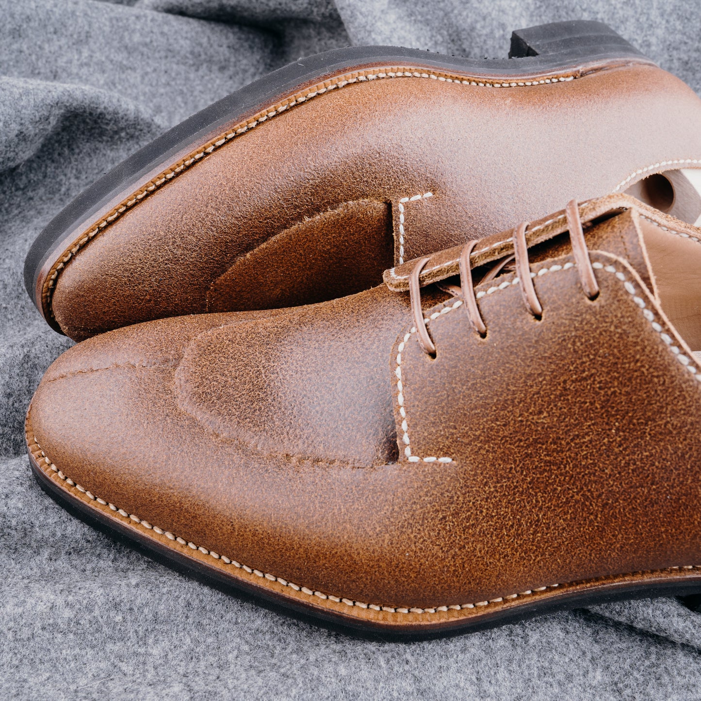 The artisan Derby, entirely hand-stitched in natural Juchtenleder