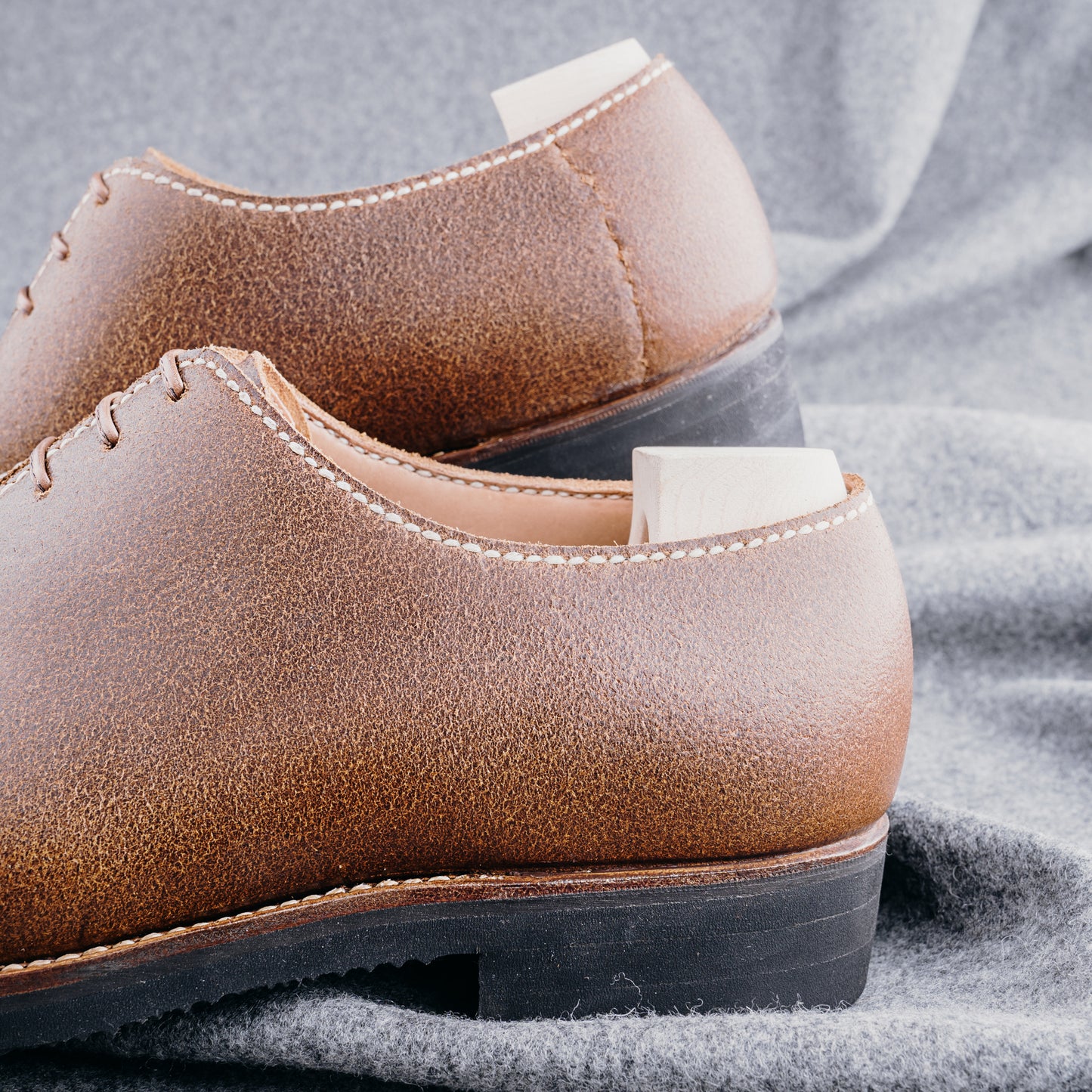 The artisan Derby, entirely hand-stitched in natural Juchtenleder