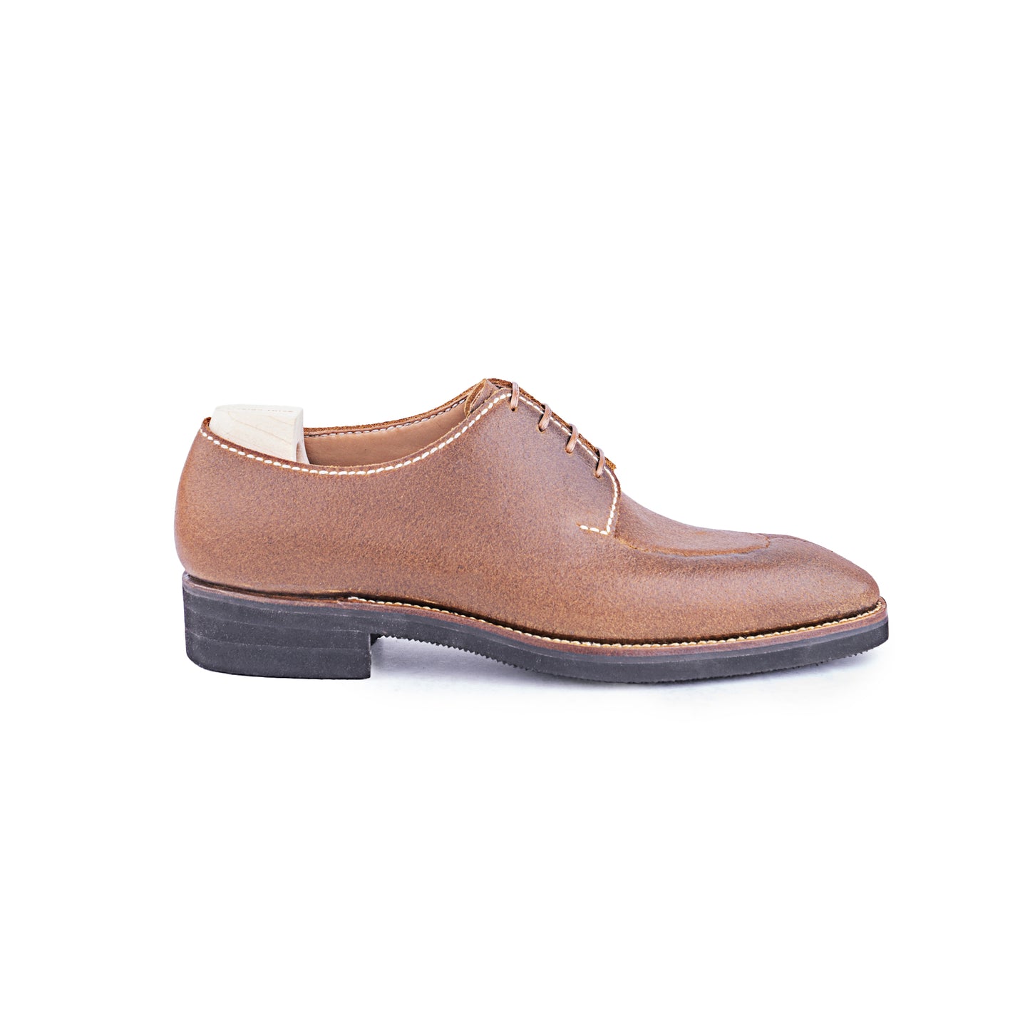 The artisan Derby, entirely hand-stitched in natural Juchtenleder