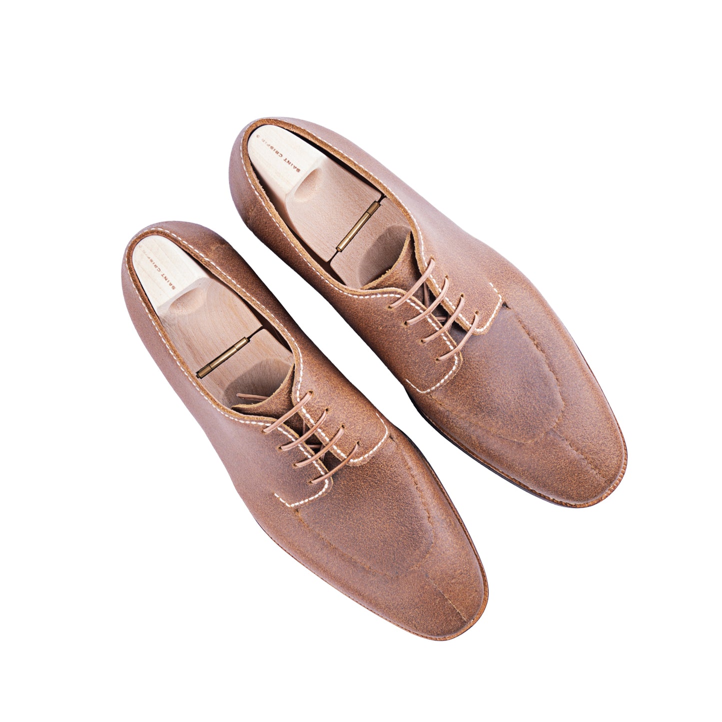 The artisan Derby, entirely hand-stitched in natural Juchtenleder