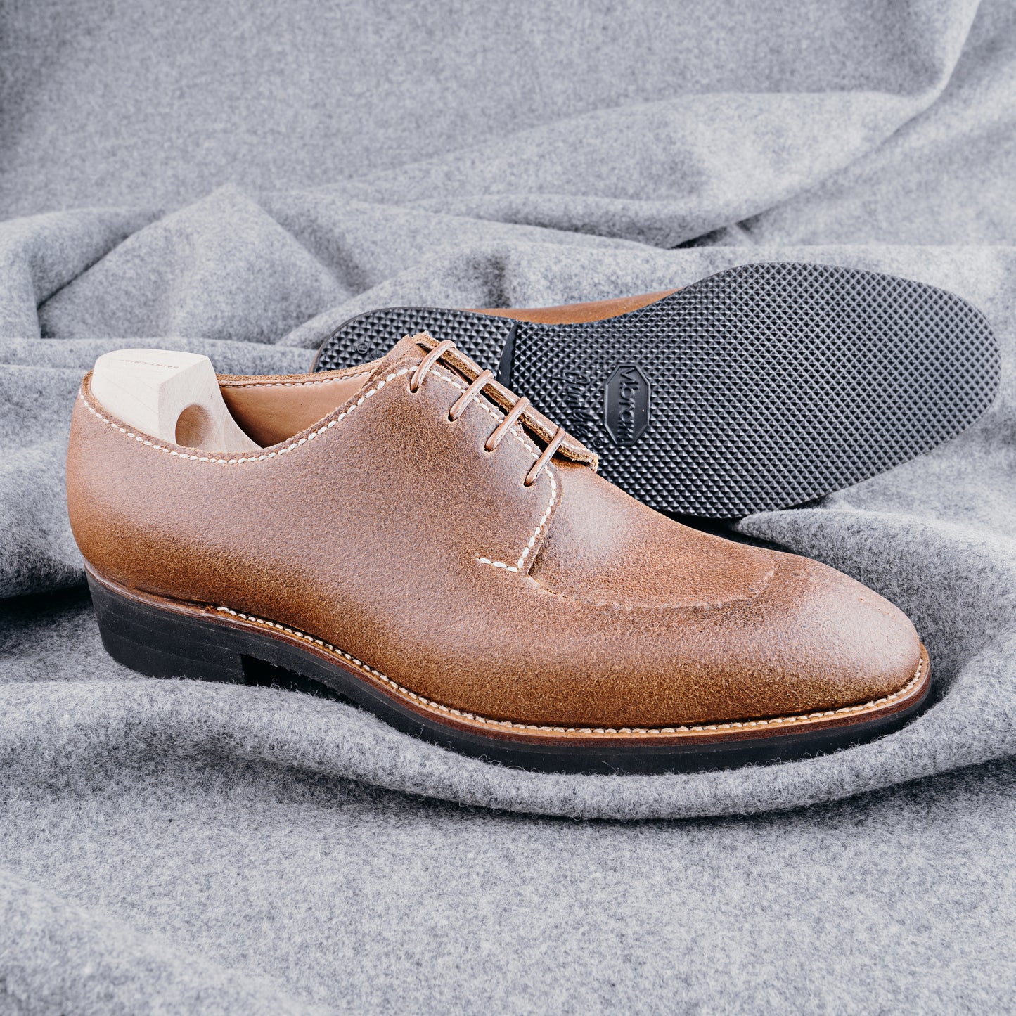 The artisan Derby, entirely hand-stitched in natural Juchtenleder