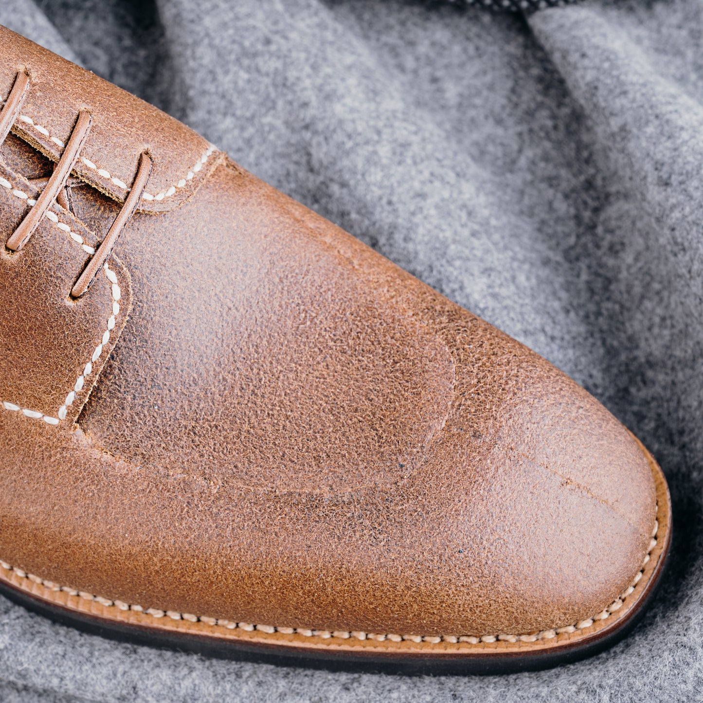 The artisan Derby, entirely hand-stitched in natural Juchtenleder