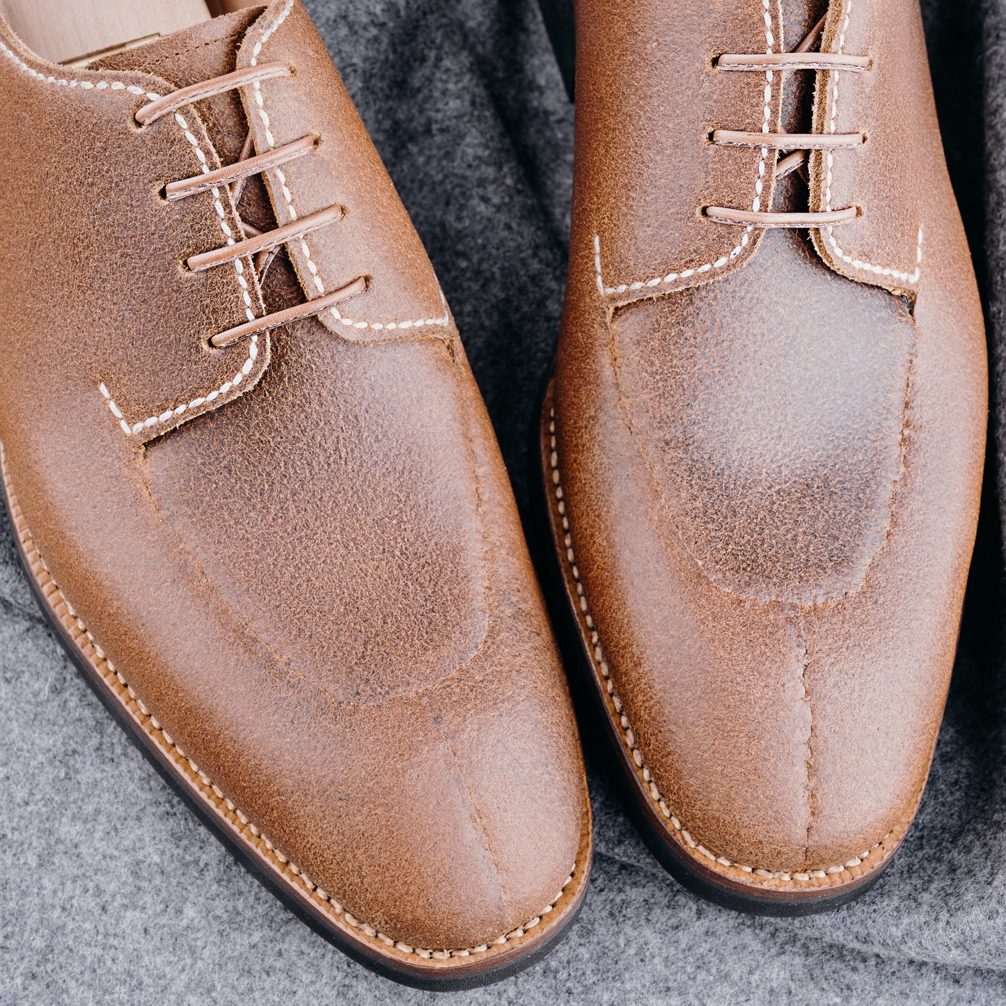 The artisan Derby, entirely hand-stitched in natural Juchtenleder