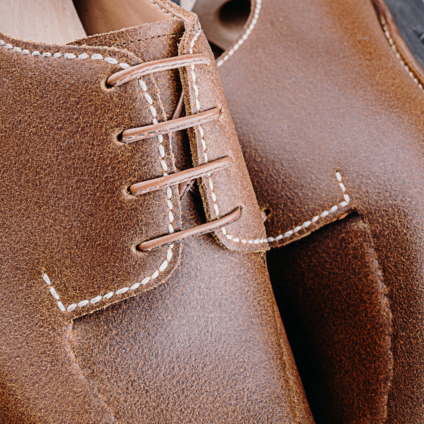 The artisan Derby, entirely hand-stitched in natural Juchtenleder