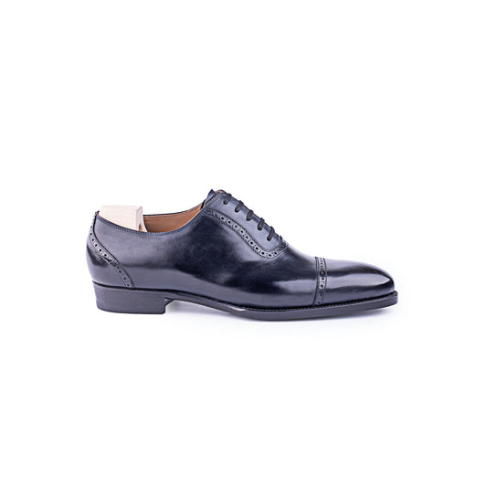 Straight toe Oxford, fully brogued in dark blue calf leahter