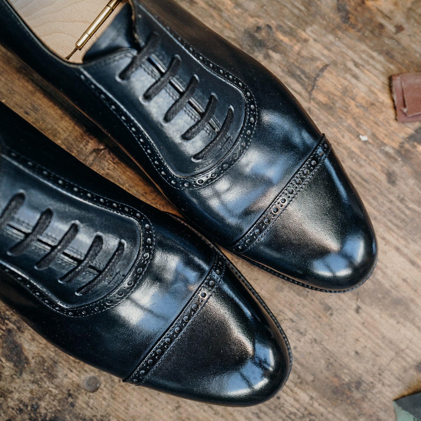 Straight toe Oxford, fully brogued in dark blue calf leahter