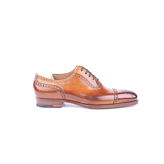 Oxford, straight cap toe with double machine stitched upper with medallion