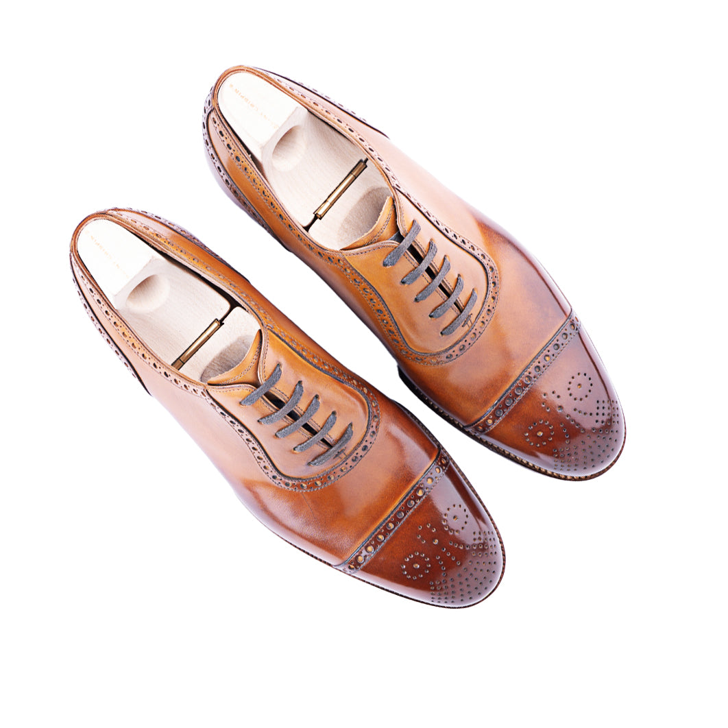 Oxford, straight cap toe with double machine stitched upper with medallion