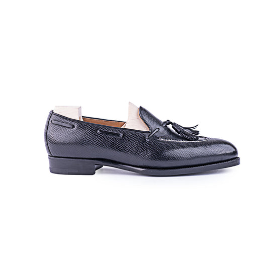 Loafer with hand stitched apron and tassels, short vamp