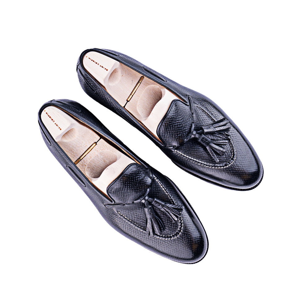 Loafer with hand stitched apron and tassels, short vamp