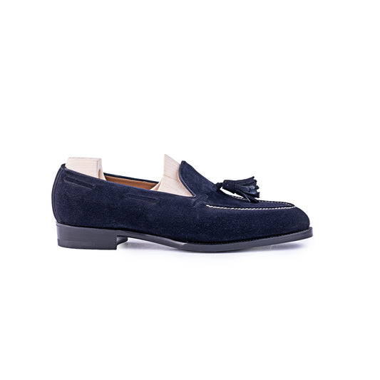 Loafer with hand stitched apron and tassels, no split toe