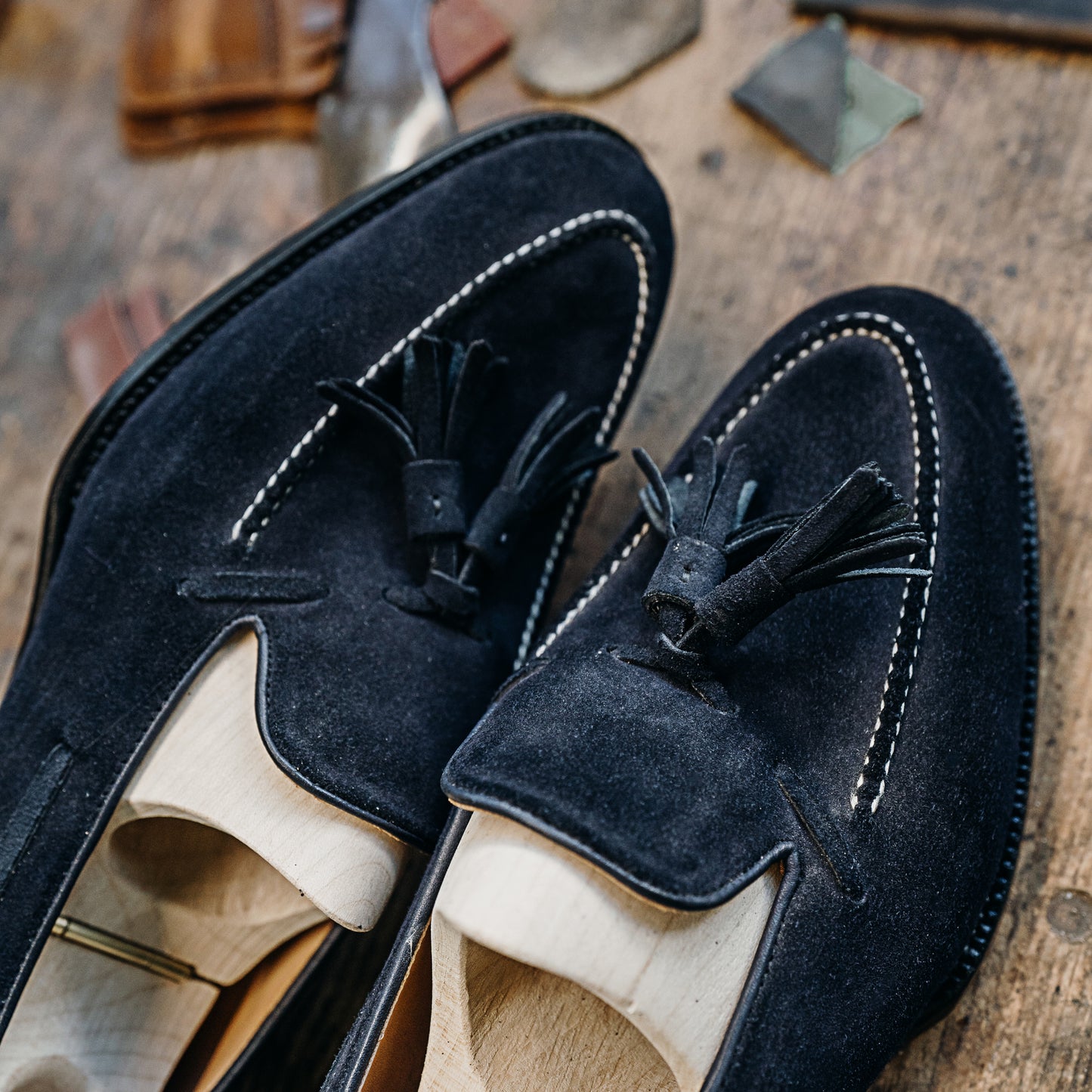 Loafer with hand stitched apron and tassels, no split toe