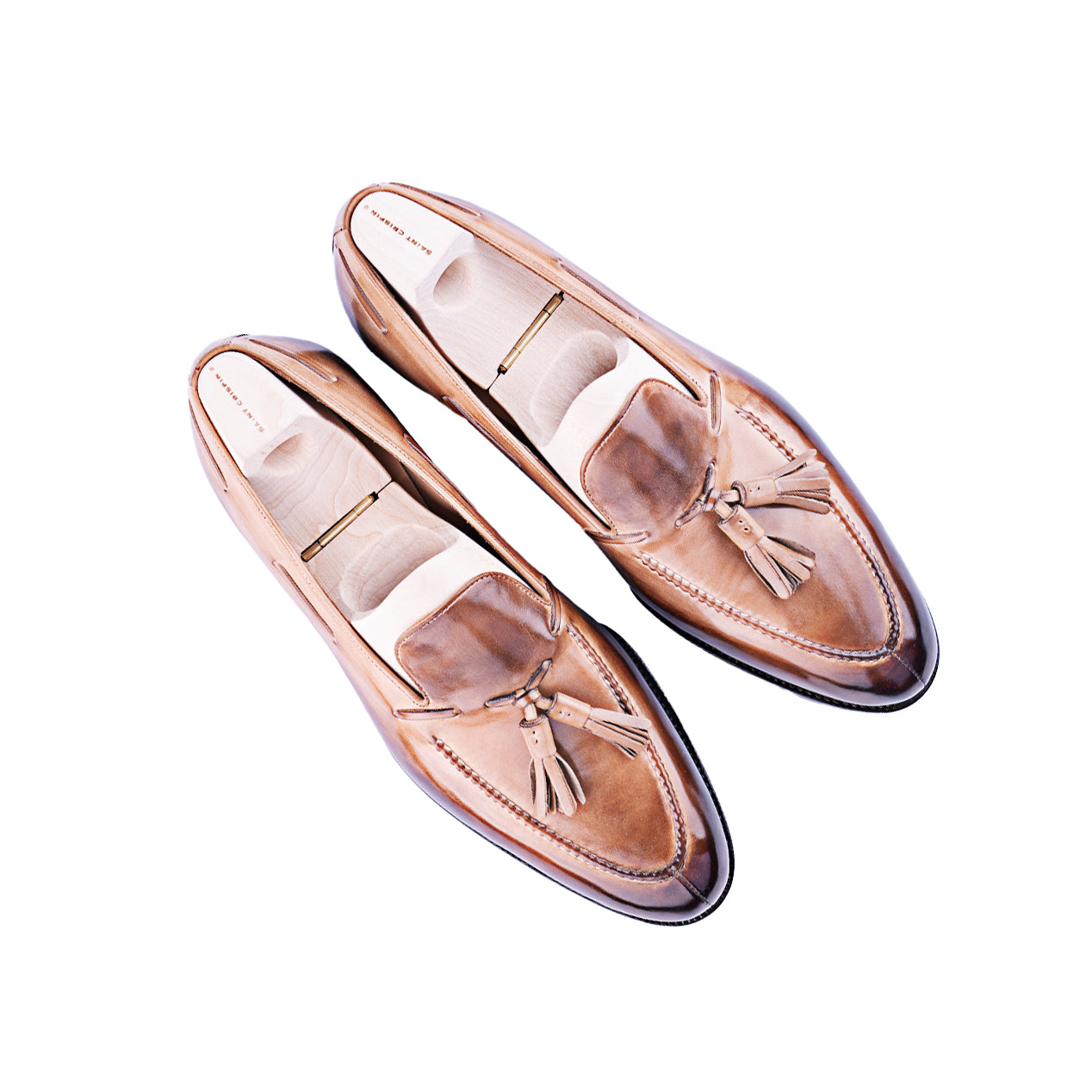 Loafer with hand stitched apron, tassels and plain band, patinized
