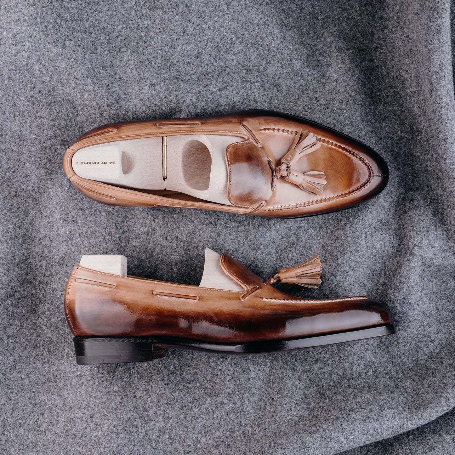 Loafer with hand stitched apron, tassels and plain band, patinized