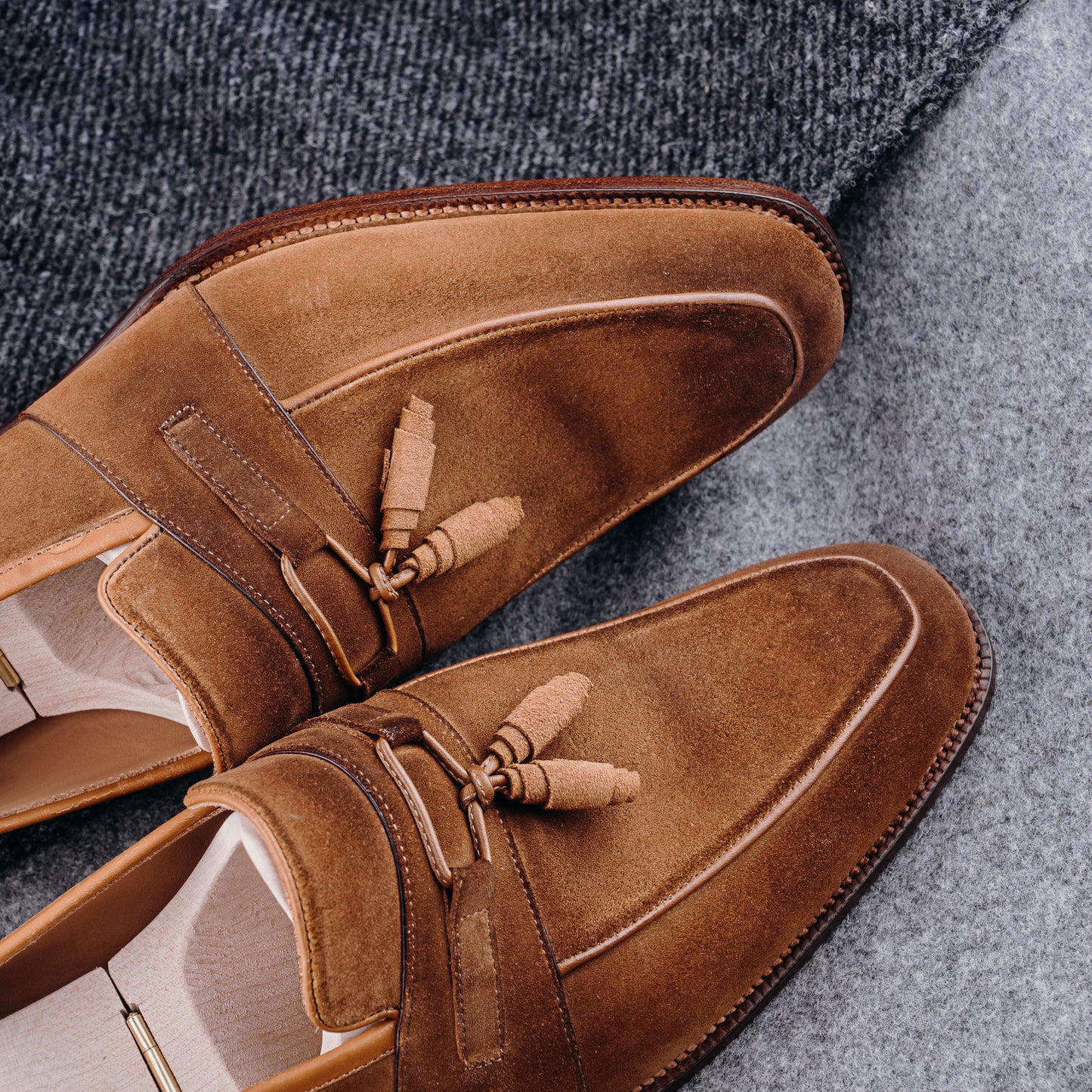 Fully Strap Loafer with Curly Tassels