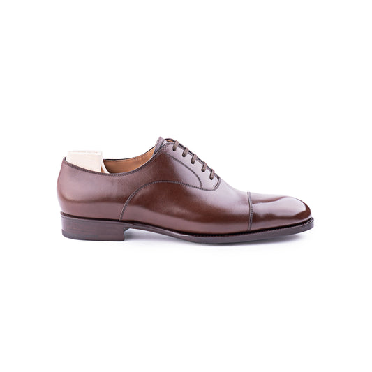 Straight toe cap Oxford with elegant double seam in midbrown calf leather