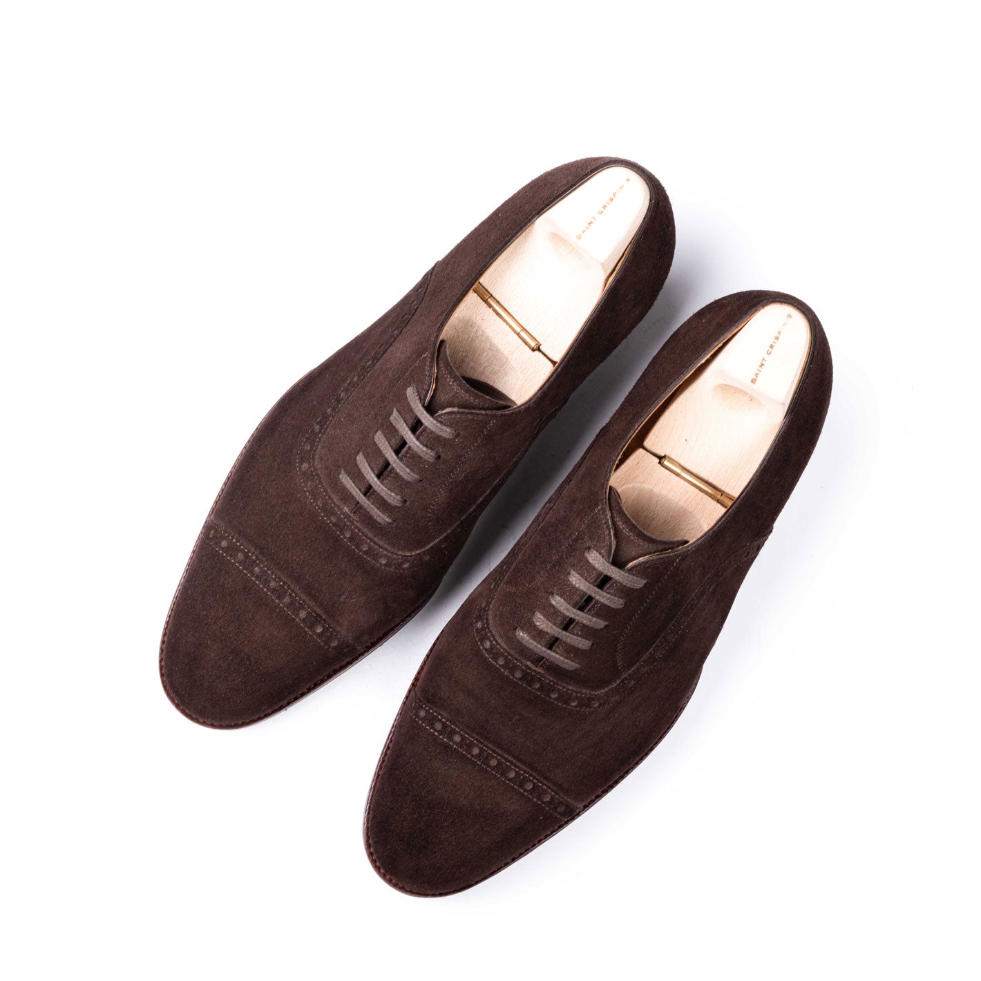 Oxford with brogueing on the straight toe cap and counter