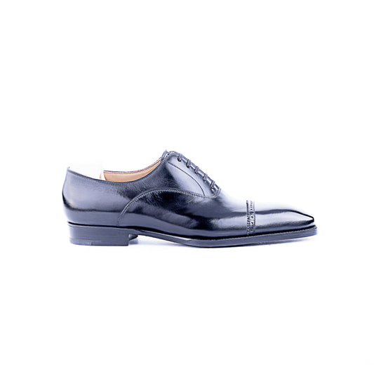 Oxford with brogueing and zig-zag on the straight toe cap and on tongue