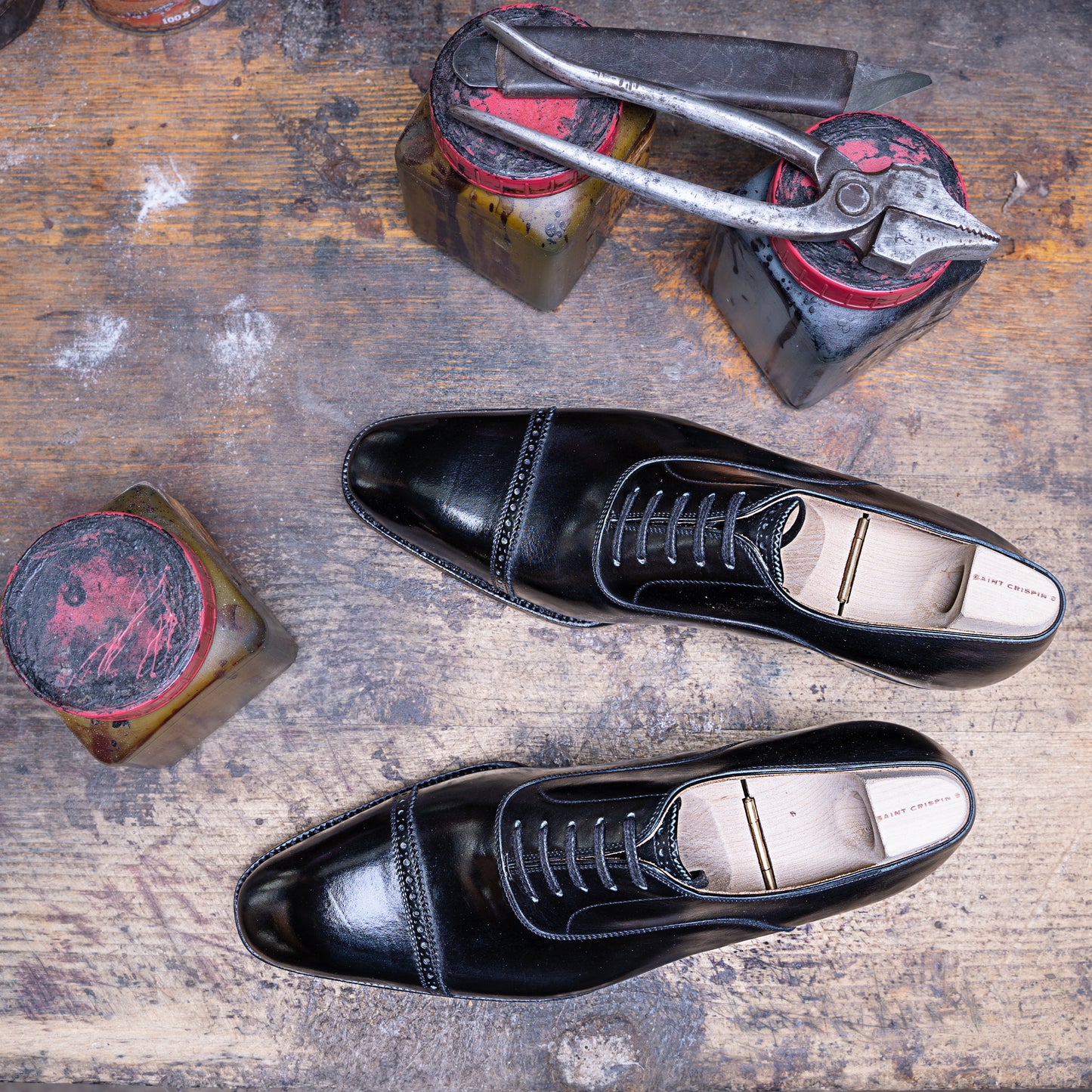 Oxford with brogueing and zig-zag on the straight toe cap and on tongue