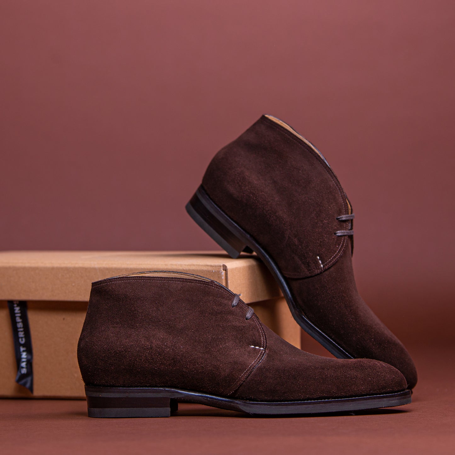 Chukka boots with two eyelets, curved topline