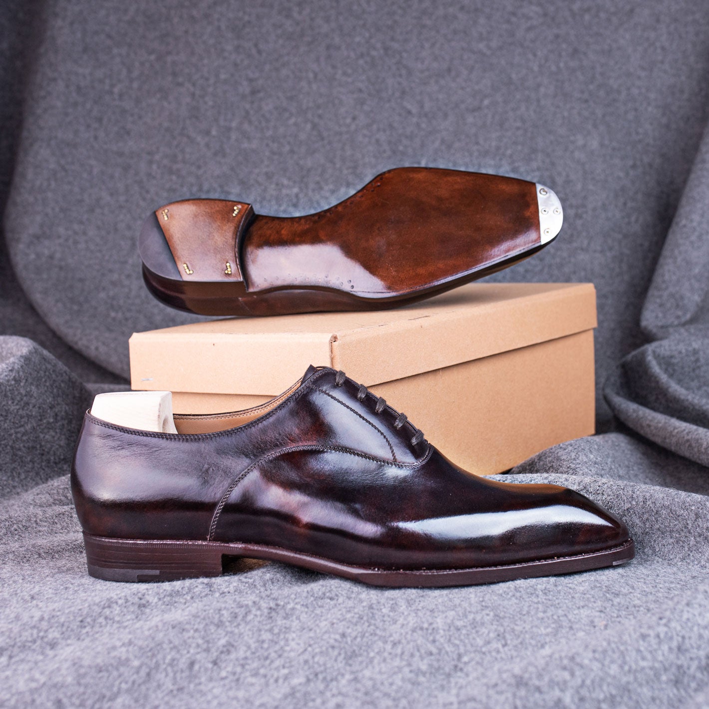 Elegant, plain toe Oxford in dark brown Museum calf
