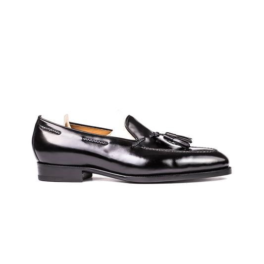 Loafer with hand stitched apron and tassels, no split toe