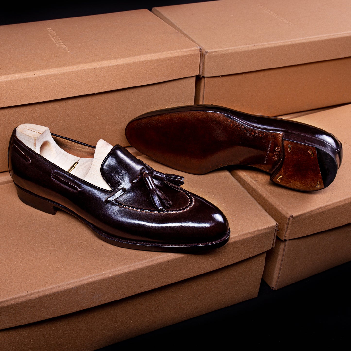 Loafer with hand stitched apron and tassels, short vamp