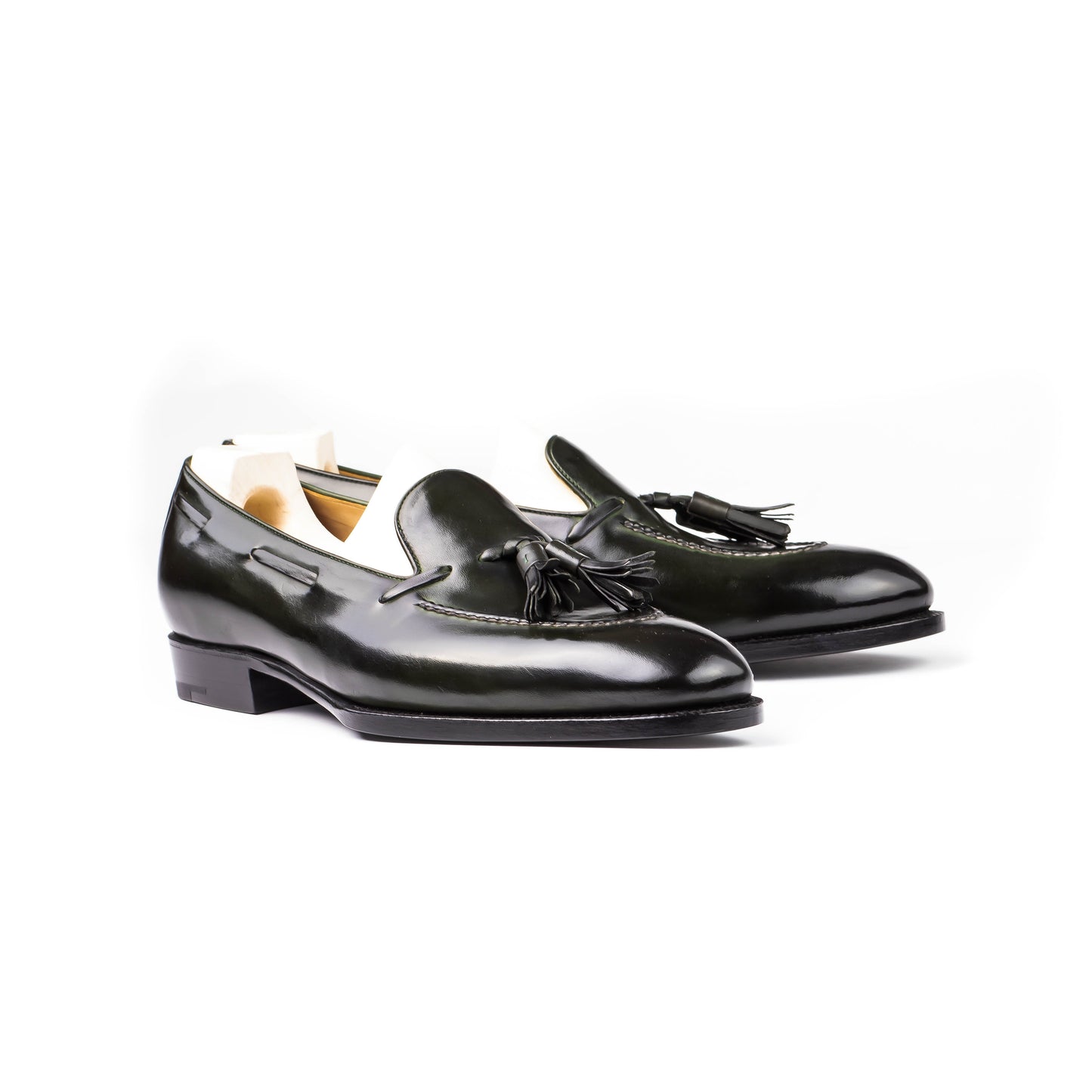 Loafer with hand stitched apron and tassels, short vamp