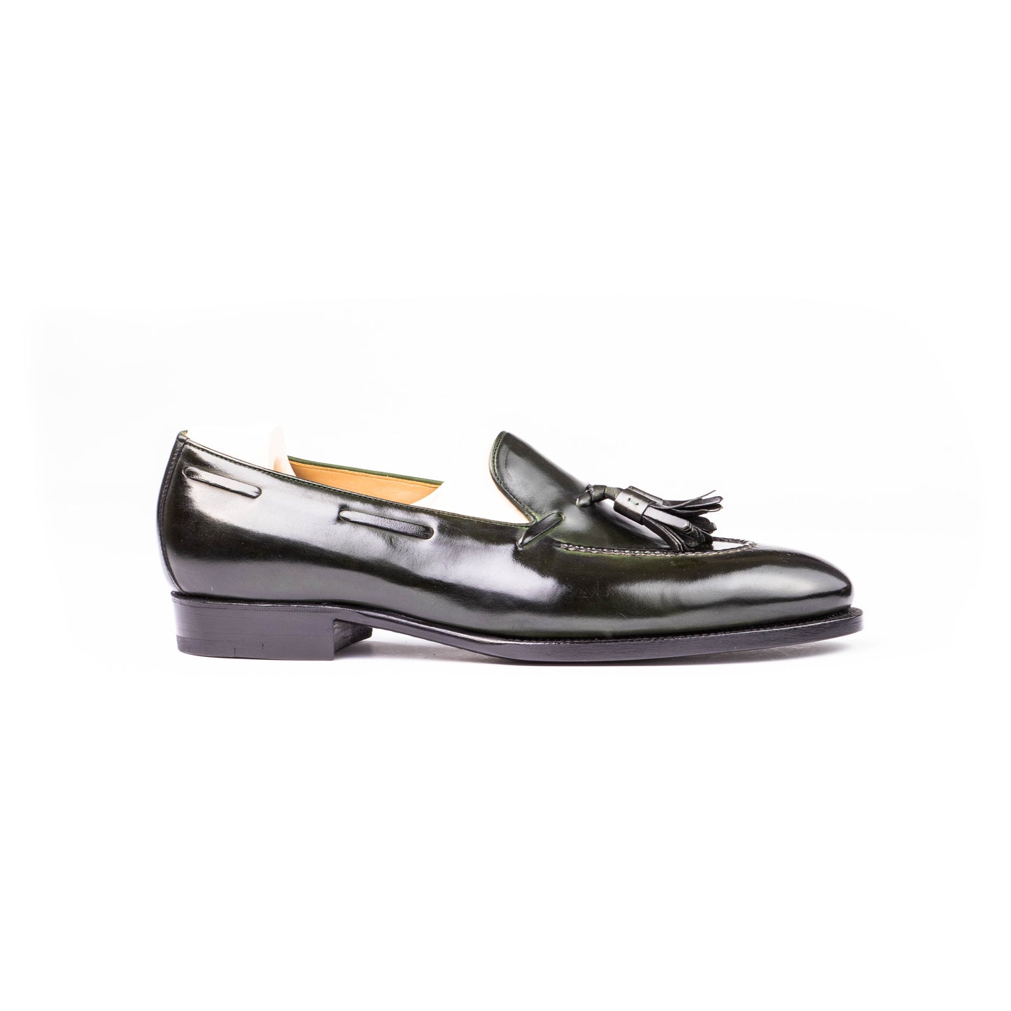 Loafer with hand stitched apron and tassels, short vamp