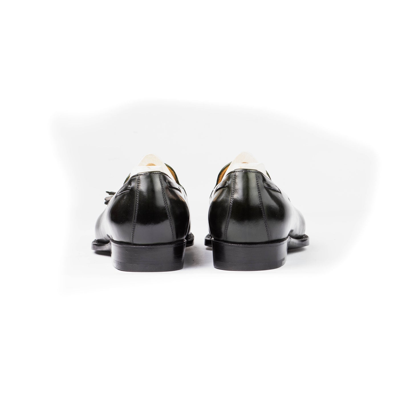 Loafer with hand stitched apron and tassels, short vamp