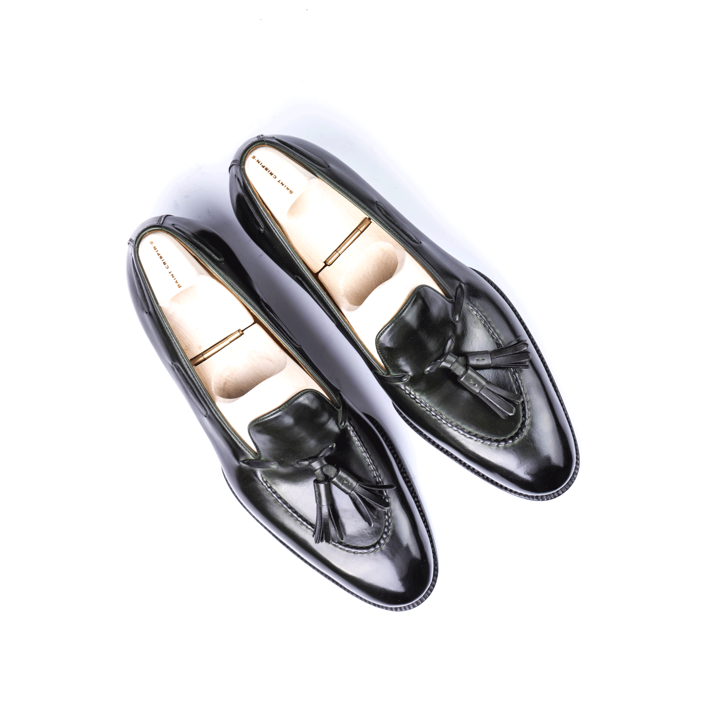 Loafer with hand stitched apron and tassels, short vamp