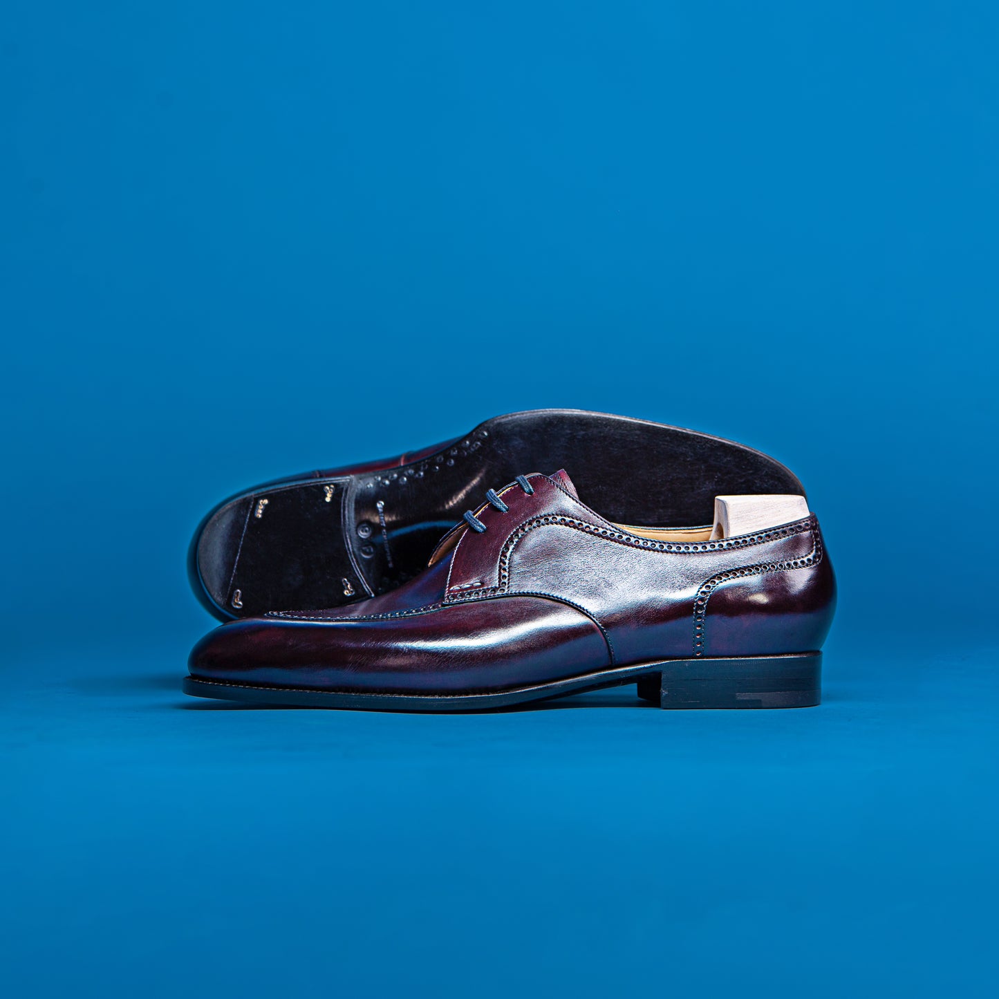 Derby with three eyelets and brogue apron