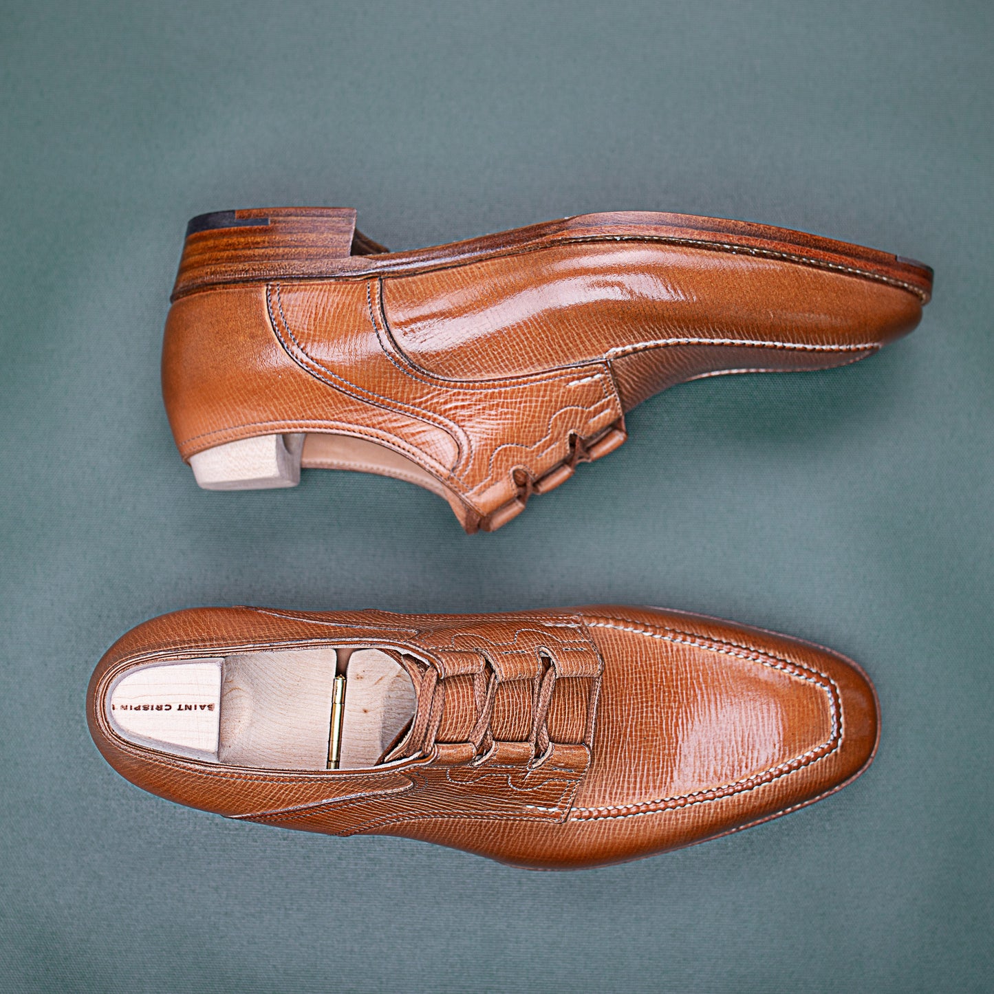 Ghillie with hand-stitched apron and higher heel in light brown calf leather