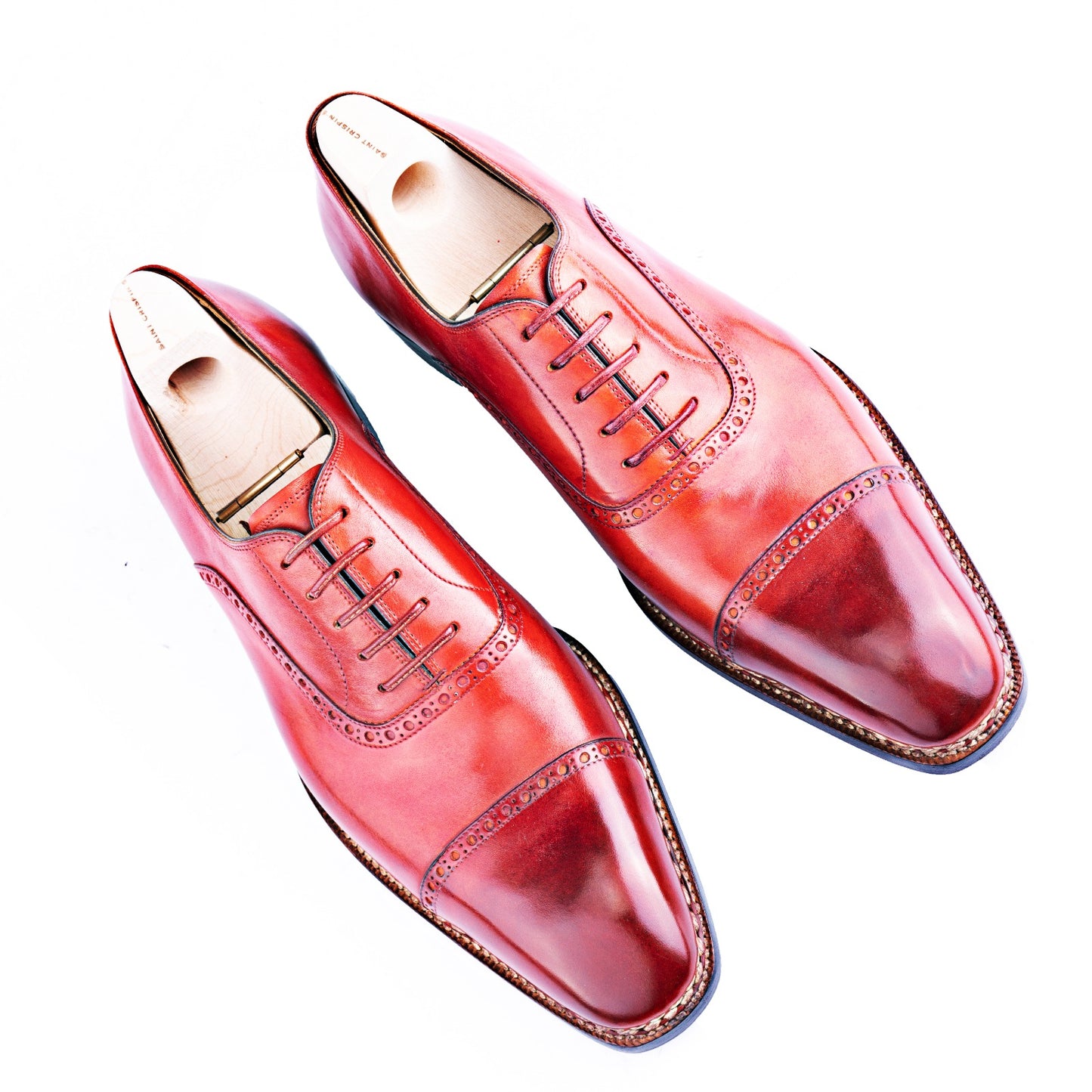 Oxford with brogueing on the straight toe cap and counter