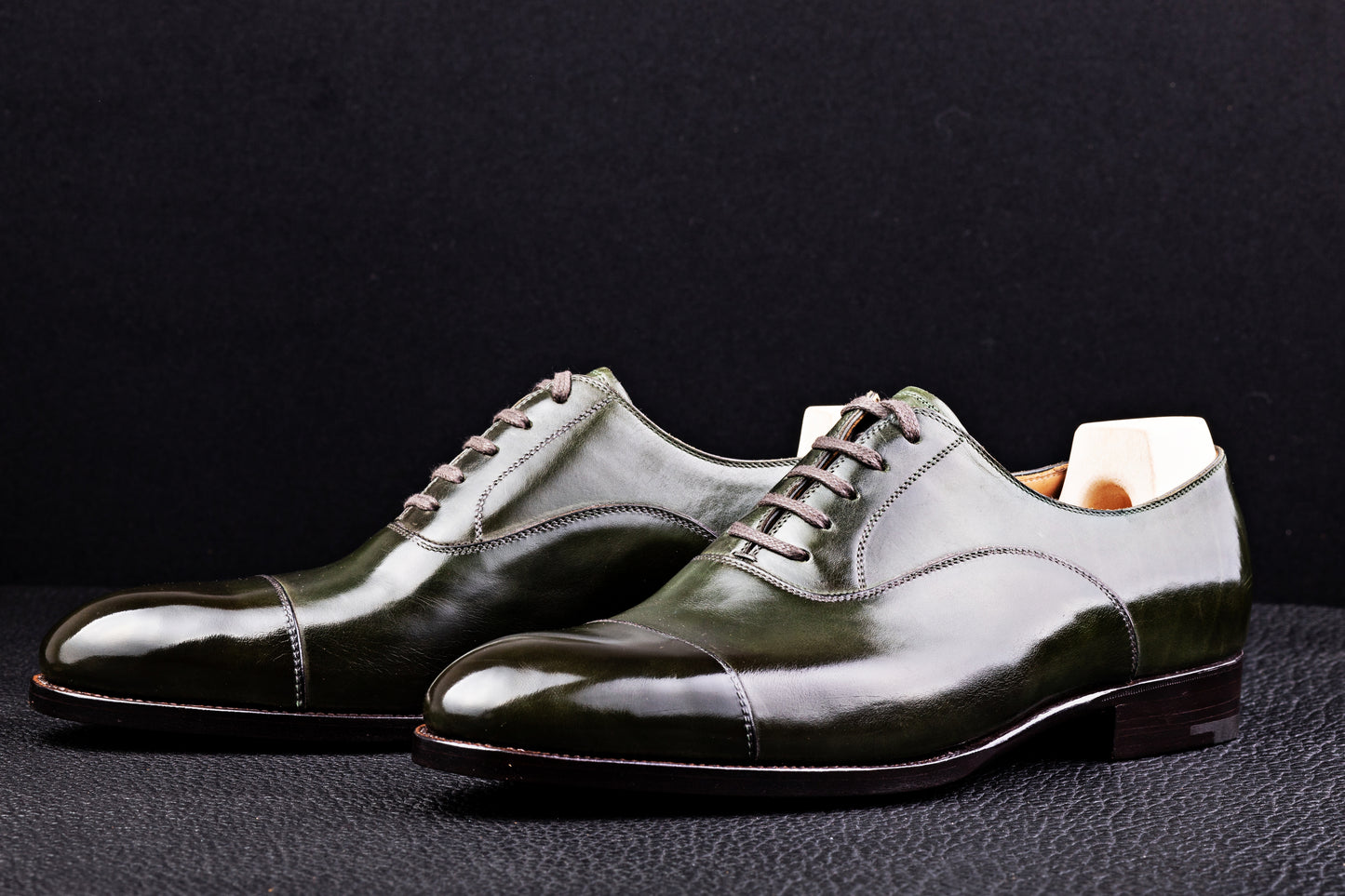 Straight toe cap Oxford with elegant double seam