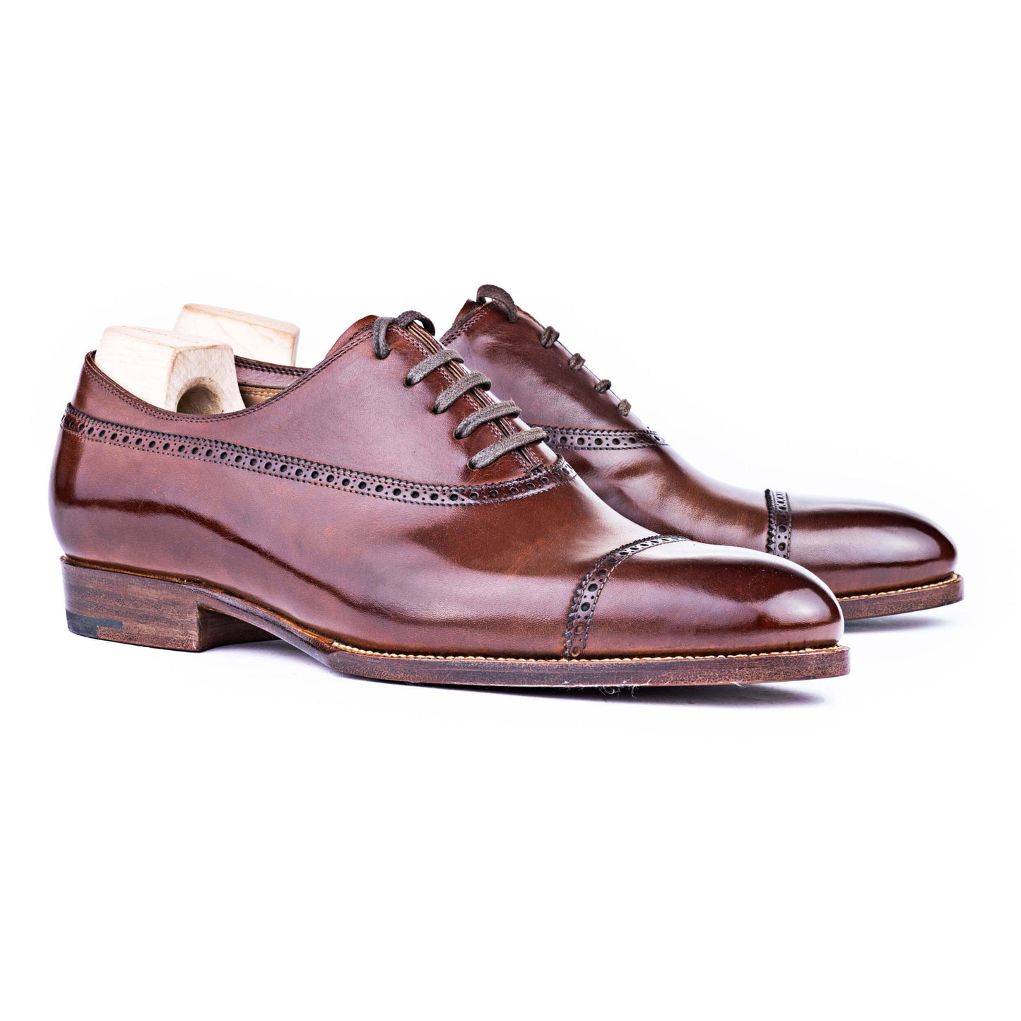 Straight toe cap Oxford with extended top line, gimped