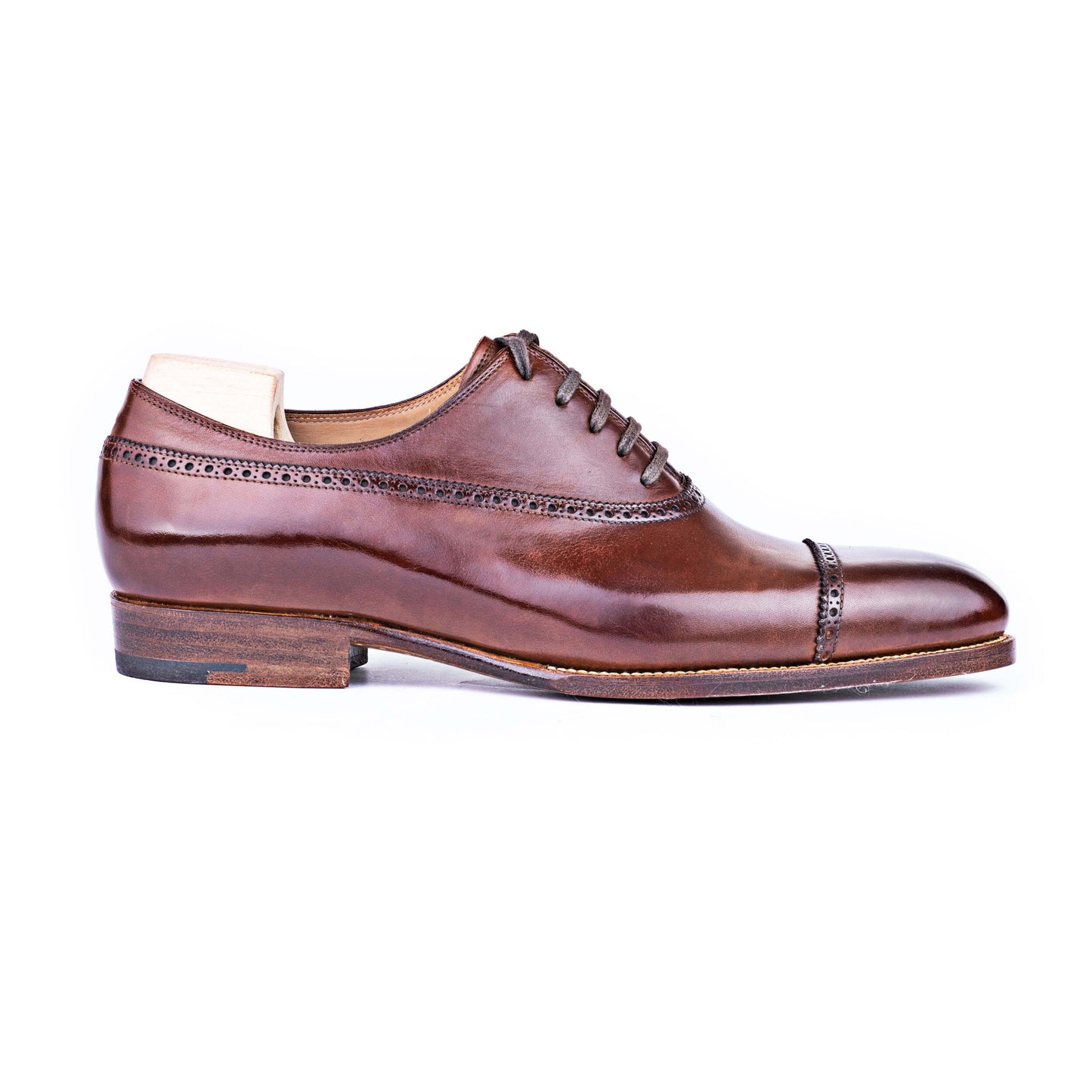 Straight toe cap Oxford with extended top line, gimped