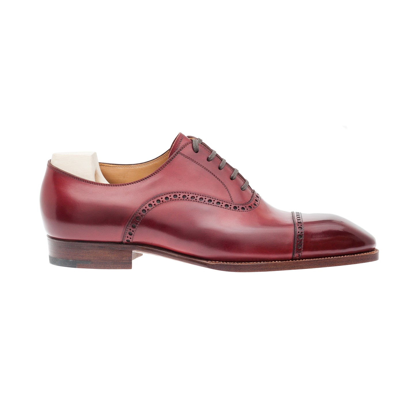 Oxford with brogueing on the straight toe cap and counter